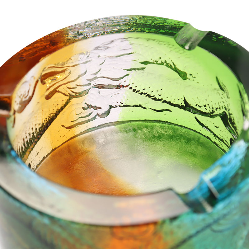 منفضة سجائر زجاجية بنمط تنين خارج البحر