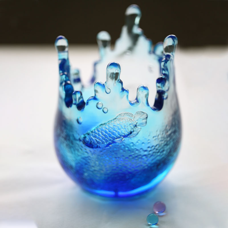 زخارف زجاجية زرقاء منقوشة بأنماط الأسماك