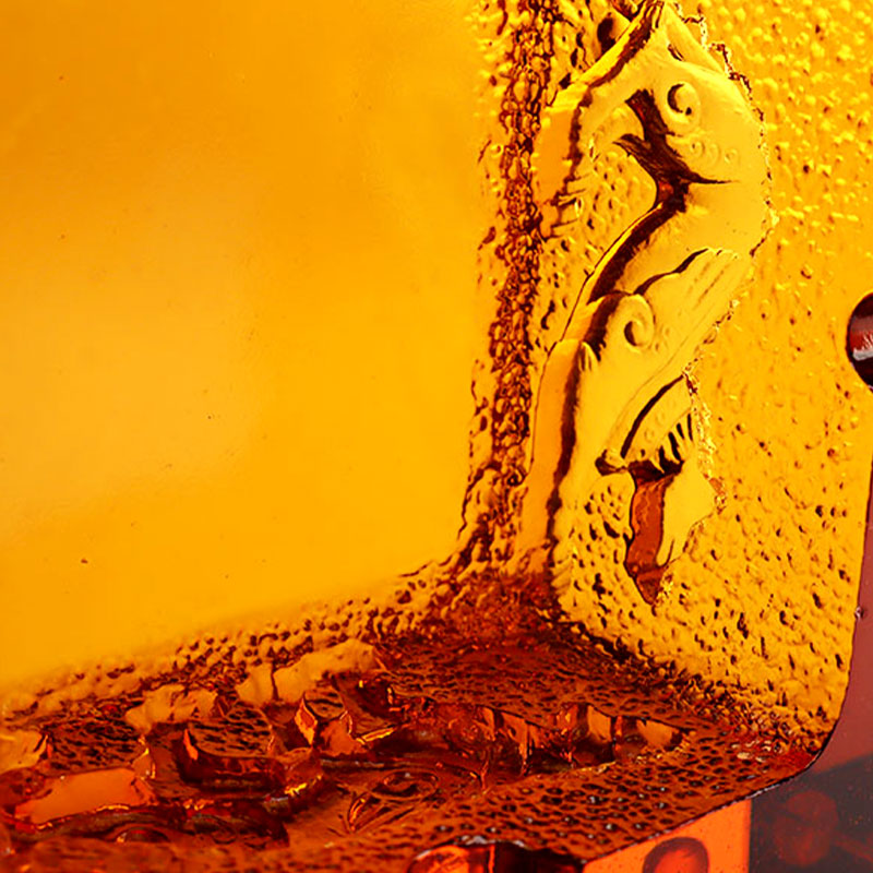 منفضة سجائر من الزجاج الأحمر مع أنماط حيوانات منقوشة رائعة