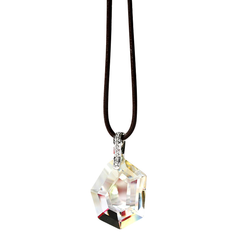 قلادة فضية اللون مع تركيب نمط قلادة زجاجية