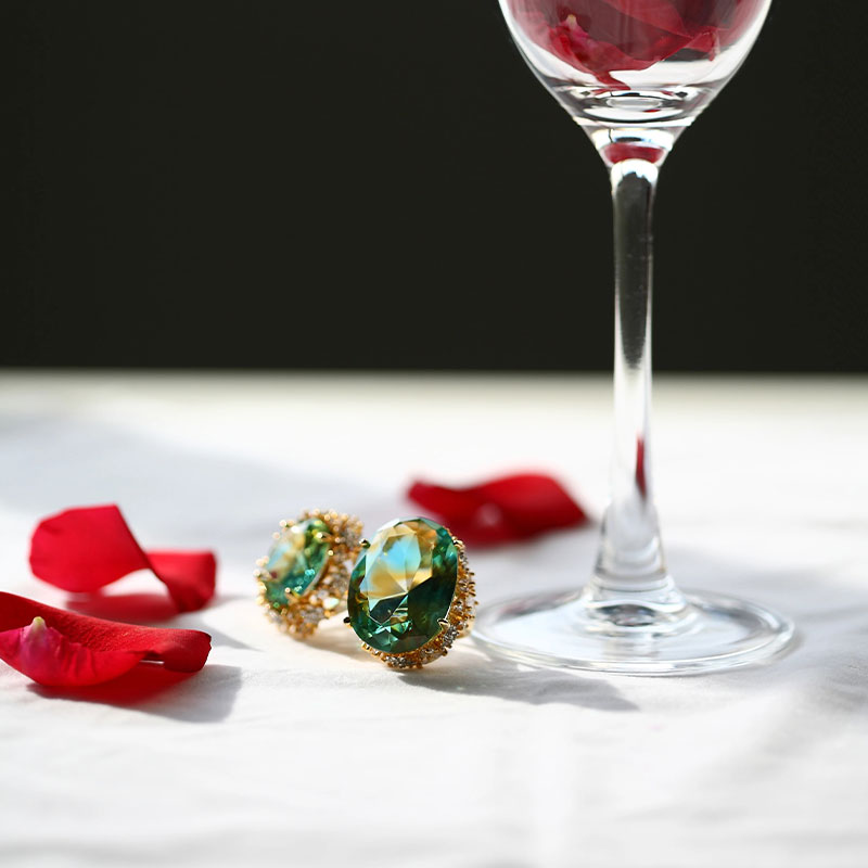 أقراط زجاجية خضراء مع وسادات أذن ذهبية