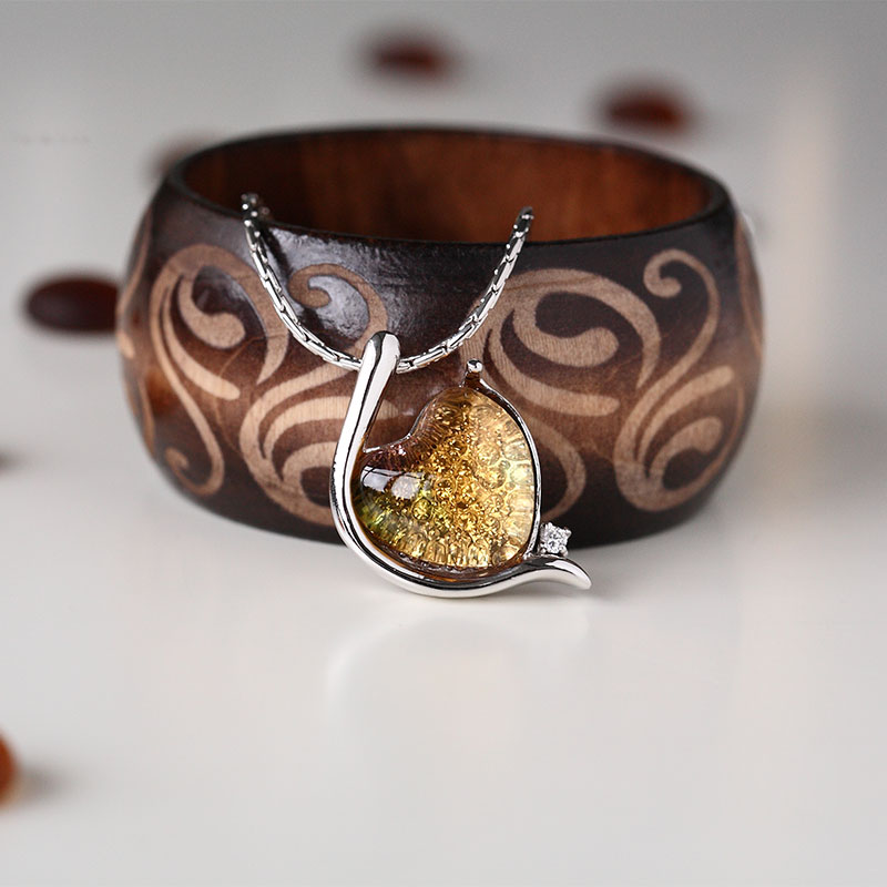 سوار أنيق باللون الفضي مرصع بقلادة زجاجية