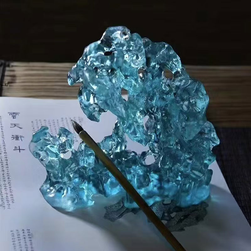 زخارف زجاجية زرقاء اللون على شكل صخرة