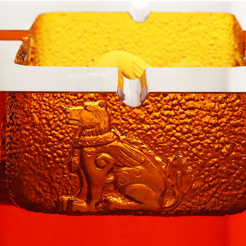 منفضة سجائر من الزجاج الأحمر مع أنماط حيوانات منقوشة رائعة