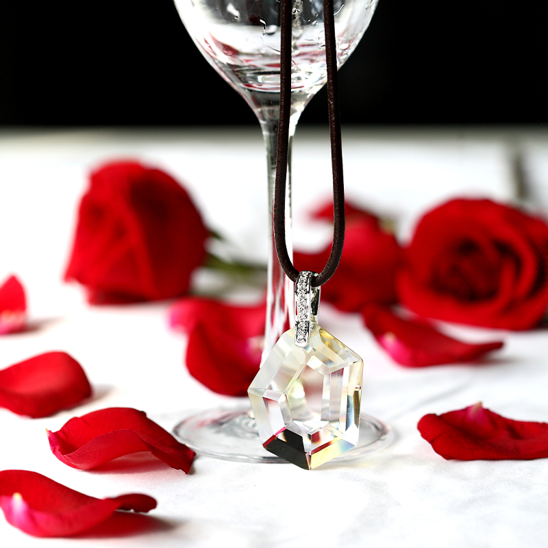 قلادة فضية اللون مع تركيب نمط قلادة زجاجية