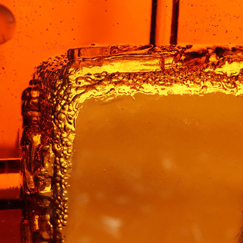 منفضة سجائر من الزجاج الأحمر مع أنماط حيوانات منقوشة رائعة