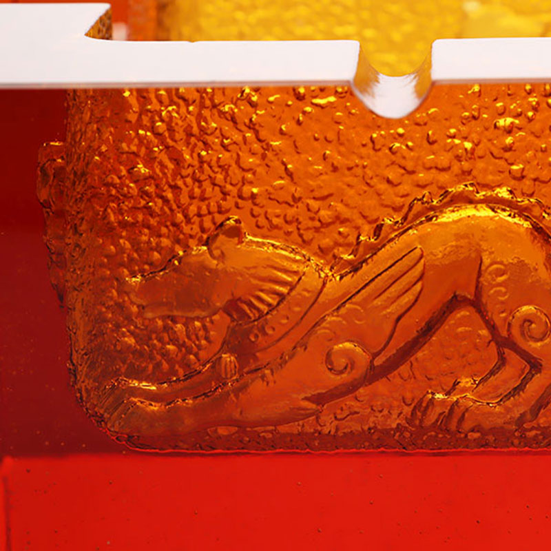 منفضة سجائر من الزجاج الأحمر مع أنماط حيوانات منقوشة رائعة