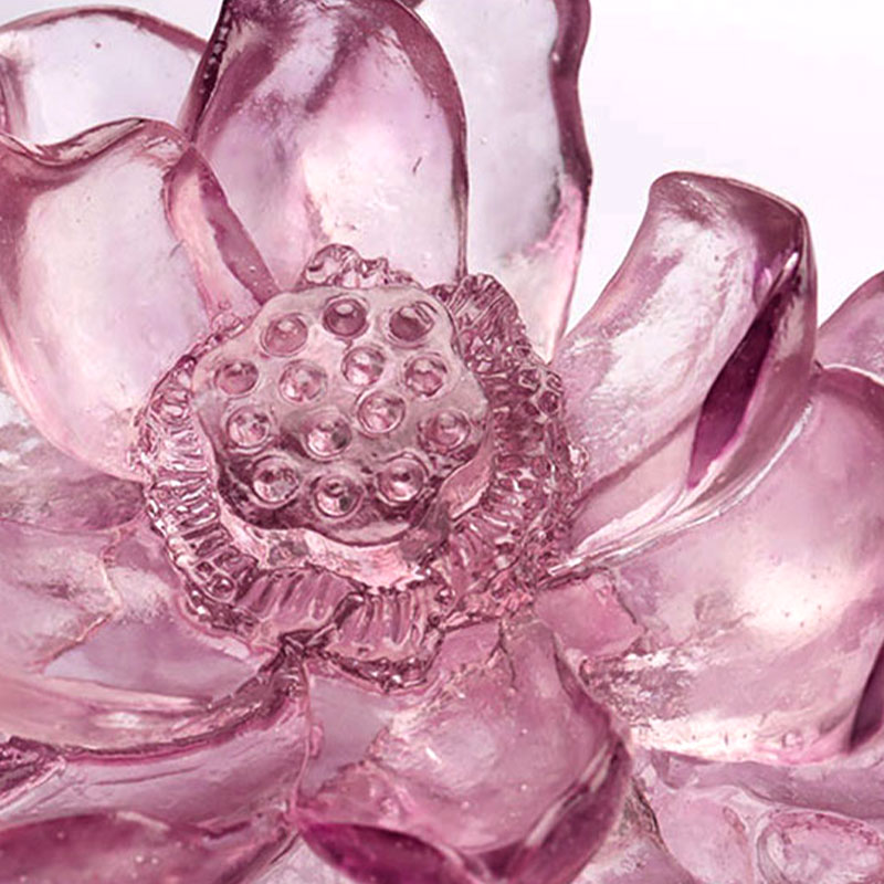 مزهرية زجاجية باللون الأرجواني الوردي