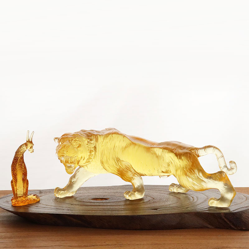 الحلي النمر الصقيل الذهبي اللون