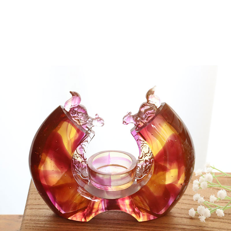 شمعدان زجاجي باللون الأرجواني