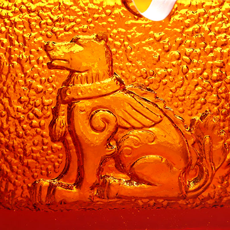 منفضة سجائر من الزجاج الأحمر مع أنماط حيوانات منقوشة رائعة