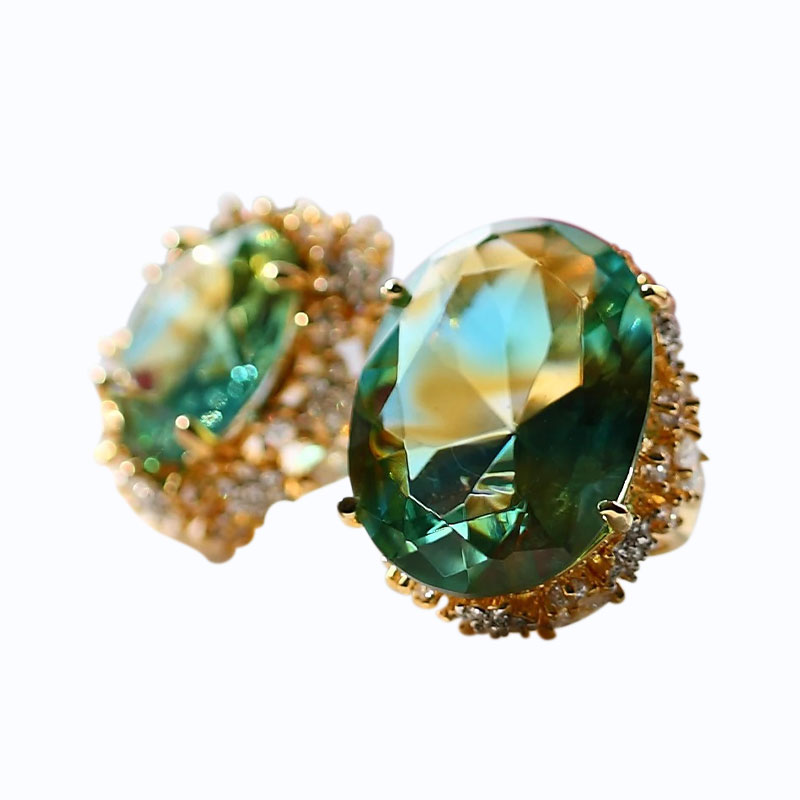 أقراط زجاجية خضراء مع وسادات أذن ذهبية