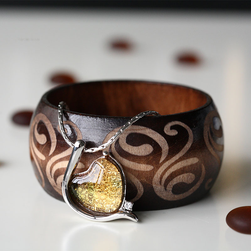 سوار أنيق باللون الفضي مرصع بقلادة زجاجية