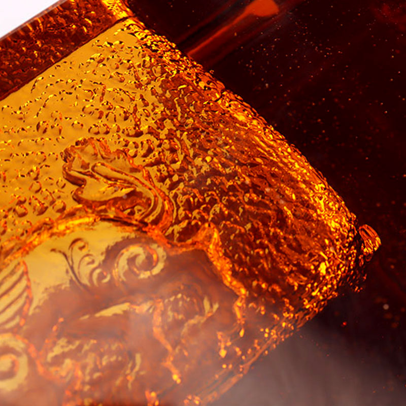 منفضة سجائر من الزجاج الأحمر مع أنماط حيوانات منقوشة رائعة