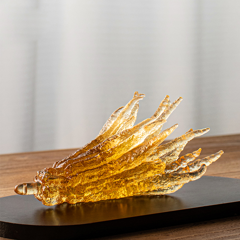 حامل بخور زجاجي ذهبي اللون على شكل يد