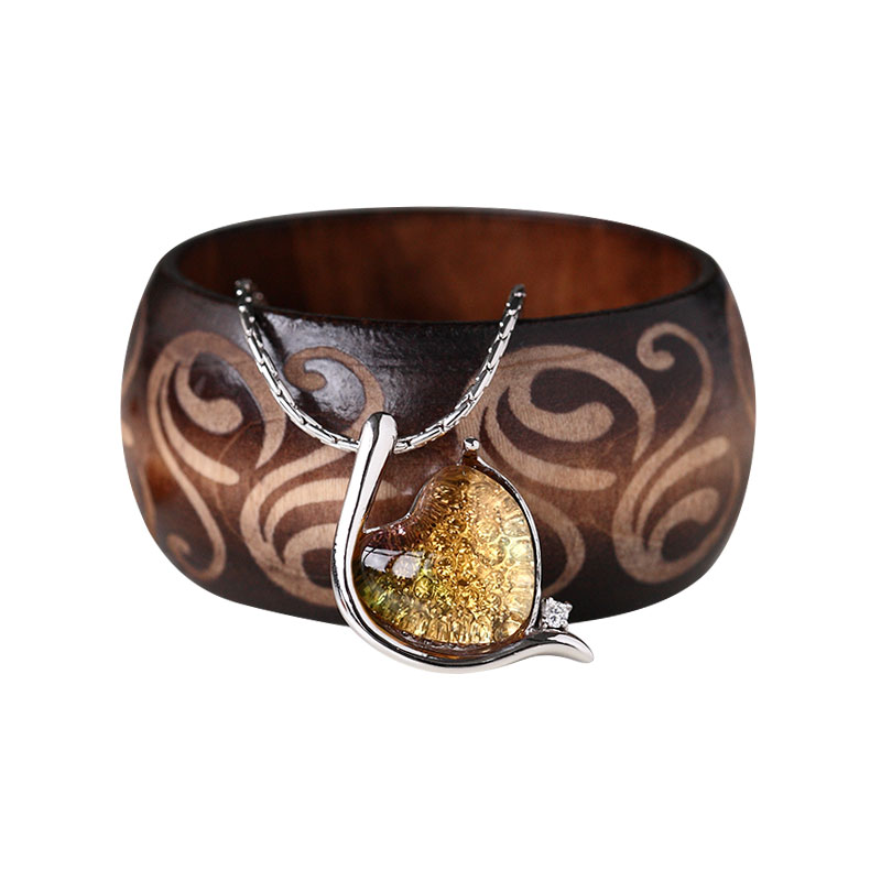 سوار أنيق باللون الفضي مرصع بقلادة زجاجية