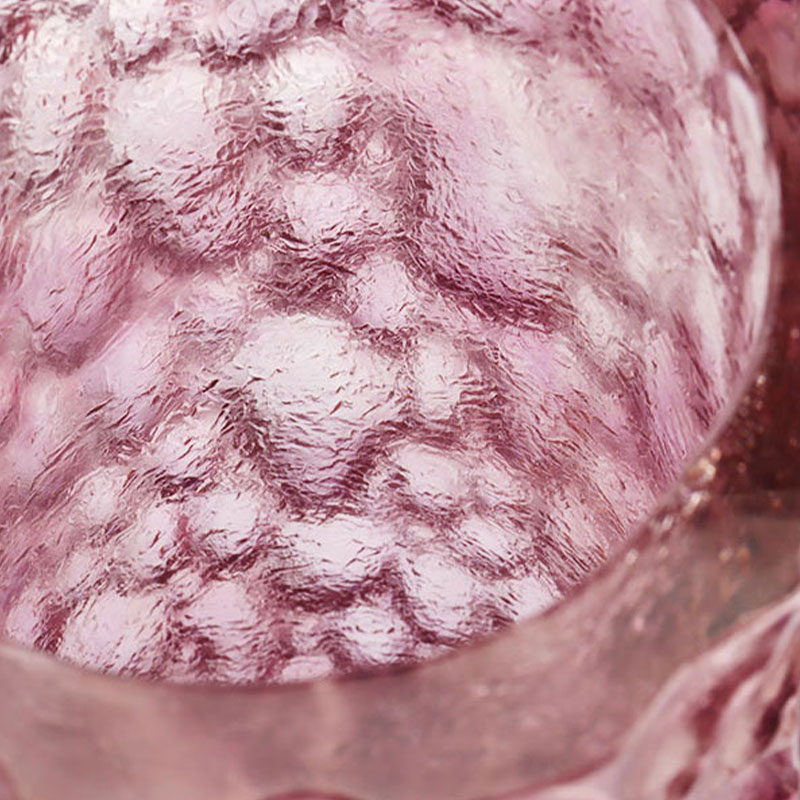 مزهرية زجاجية باللون الأرجواني الوردي