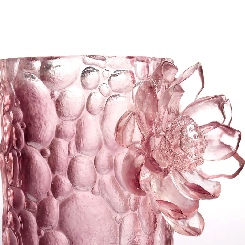 مزهرية زجاجية باللون الأرجواني الوردي