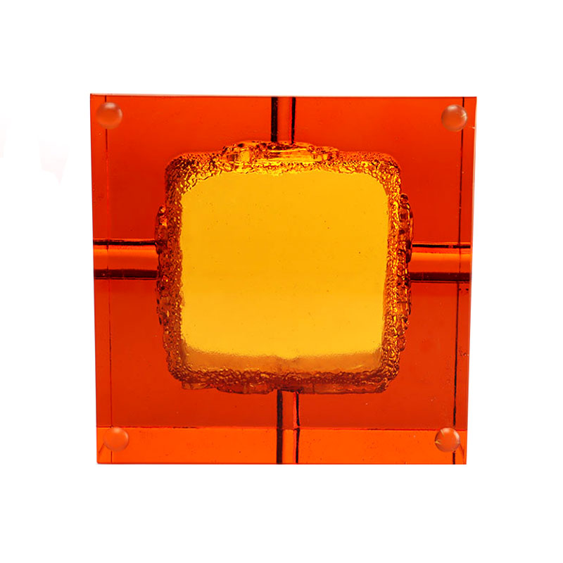 منفضة سجائر من الزجاج الأحمر مع أنماط حيوانات منقوشة رائعة