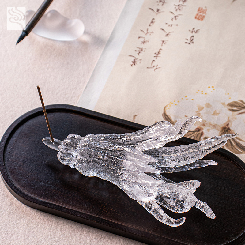 حامل بخور زجاجي ذهبي اللون على شكل يد