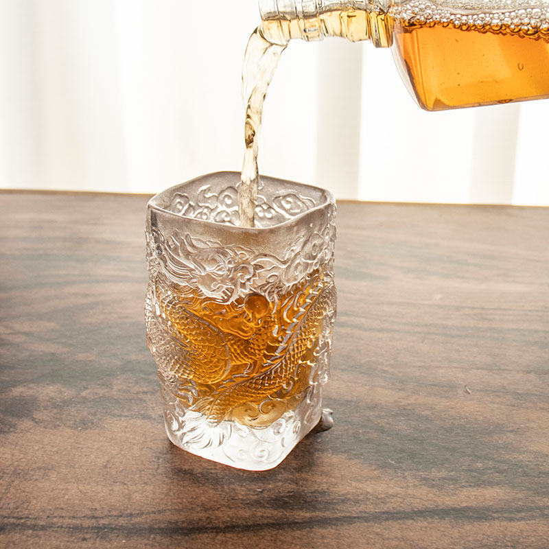 كوب نبيذ زجاجي منقوش عليه تنين عتيق، كوب شاي