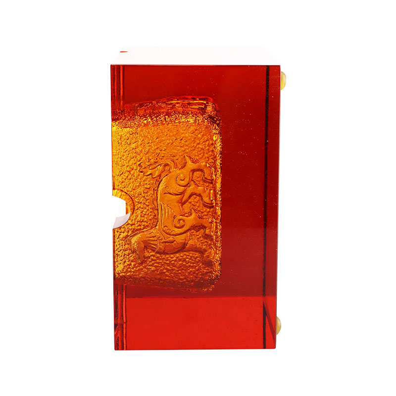 منفضة سجائر من الزجاج الأحمر مع أنماط حيوانات منقوشة رائعة