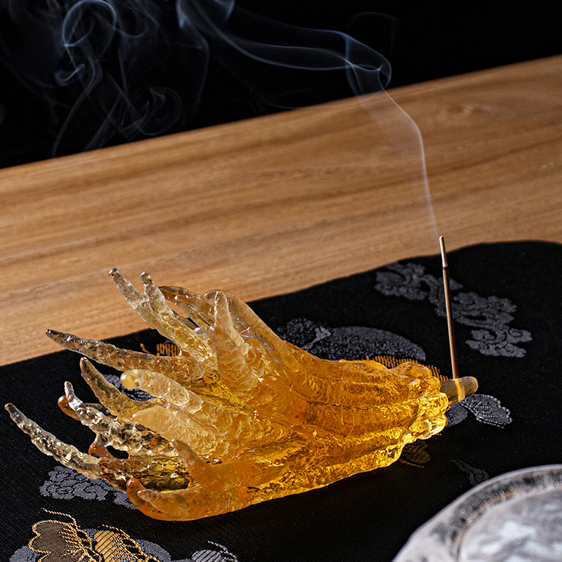 حامل بخور زجاجي ذهبي اللون على شكل يد