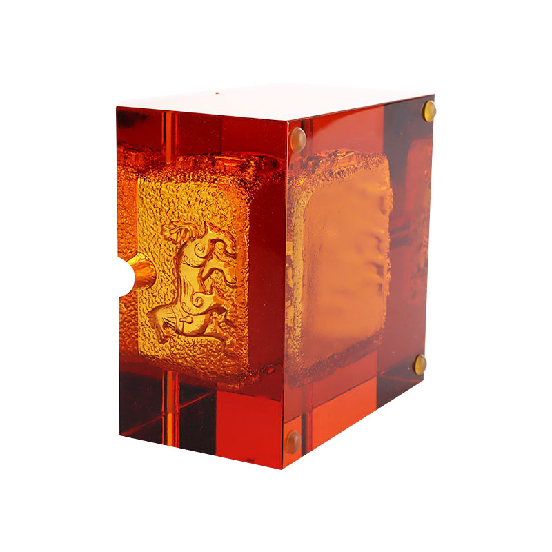 منفضة سجائر من الزجاج الأحمر مع أنماط حيوانات منقوشة رائعة