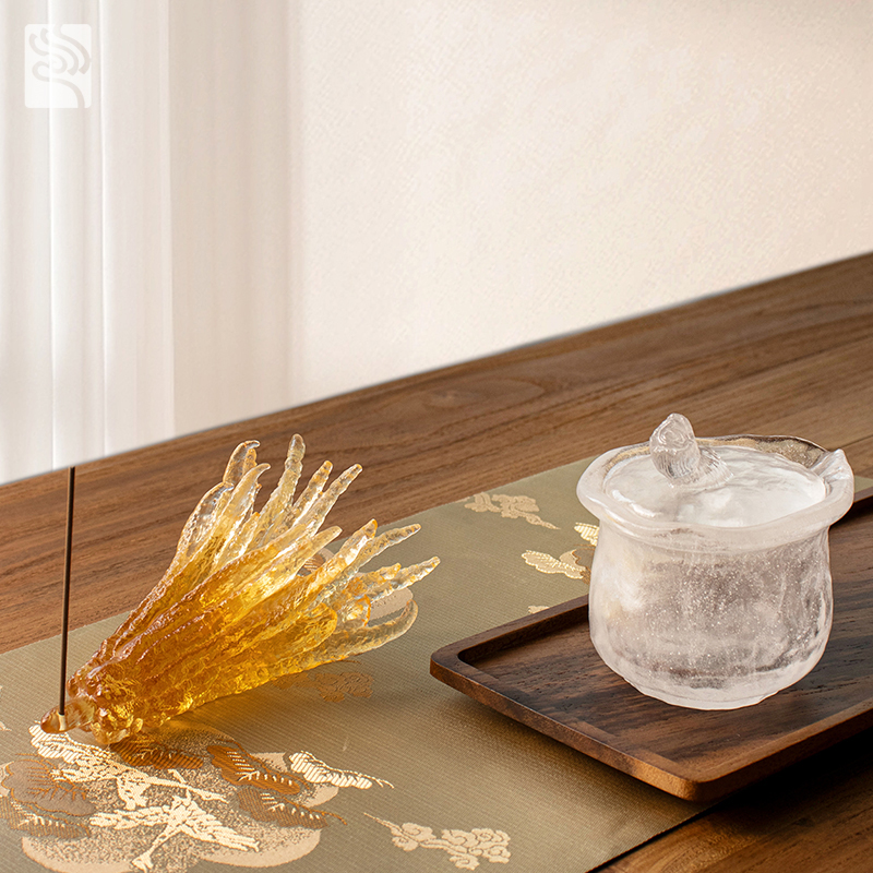 حامل بخور زجاجي ذهبي اللون على شكل يد