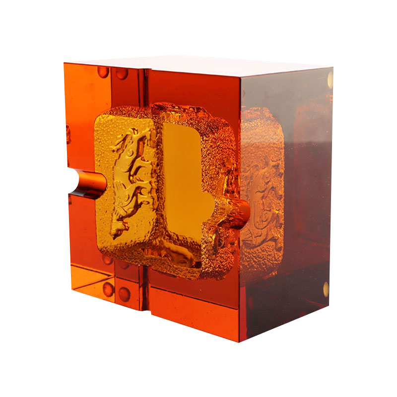 منفضة سجائر من الزجاج الأحمر مع أنماط حيوانات منقوشة رائعة