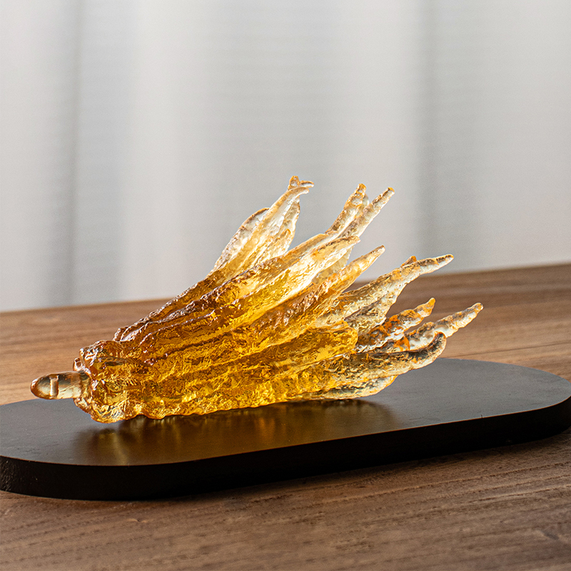 حامل بخور زجاجي ذهبي اللون على شكل يد