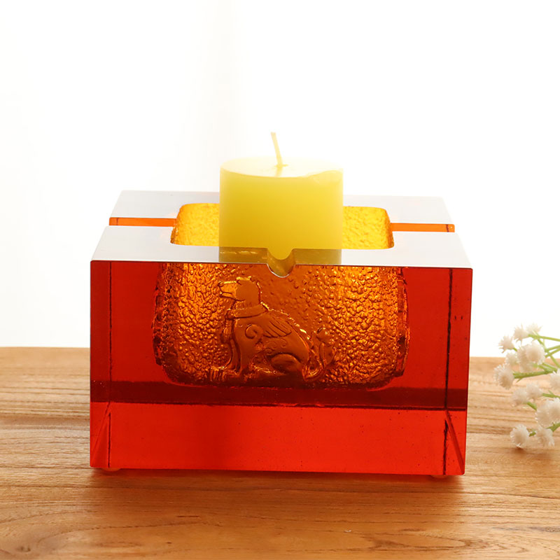 منفضة سجائر من الزجاج الأحمر مع أنماط حيوانات منقوشة رائعة