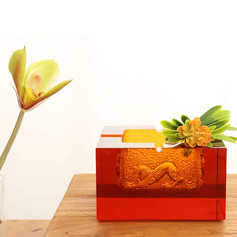 منفضة سجائر من الزجاج الأحمر مع أنماط حيوانات منقوشة رائعة