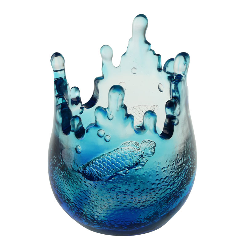 زخارف زجاجية زرقاء منقوشة بأنماط الأسماك