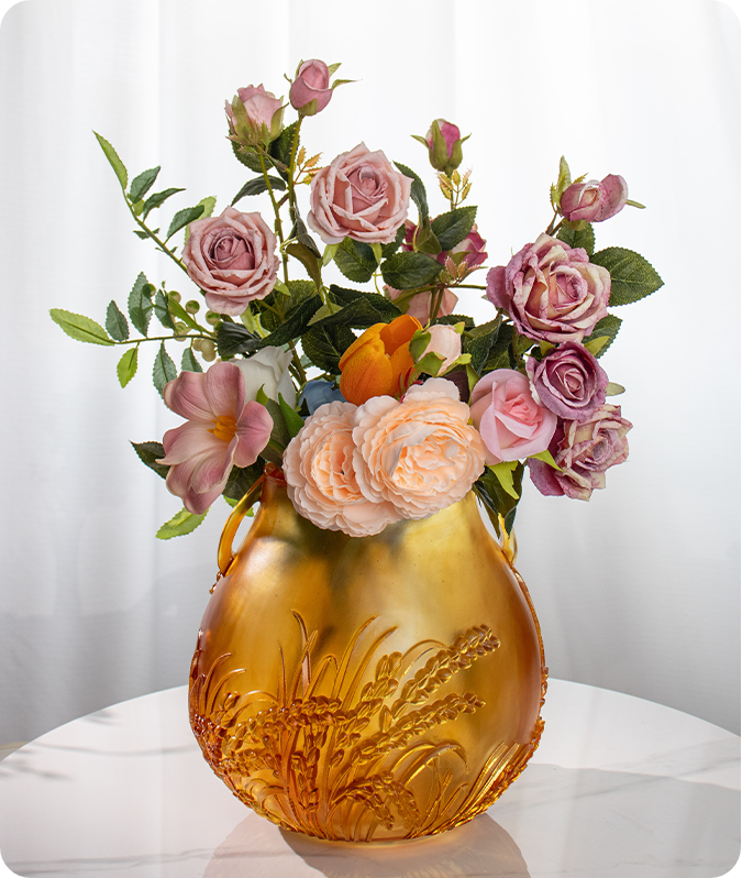 الوعد بحصاد وفير: وعاء زجاجي ذو مقبضين