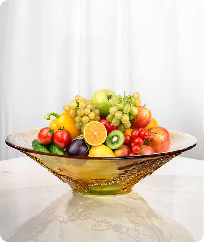 وعاء زجاجي واسع الفم محمل بالفواكه